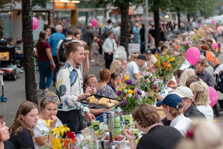 Kesäillan kattaus veti yli tuhat kävijää Oulun Hallituskadulle viime elokuussa.