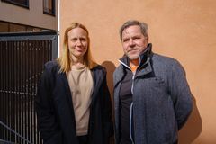 Kuvassa hymyilevät Tellervo Kalleinen ja Oliver Kochta-Kalleinen