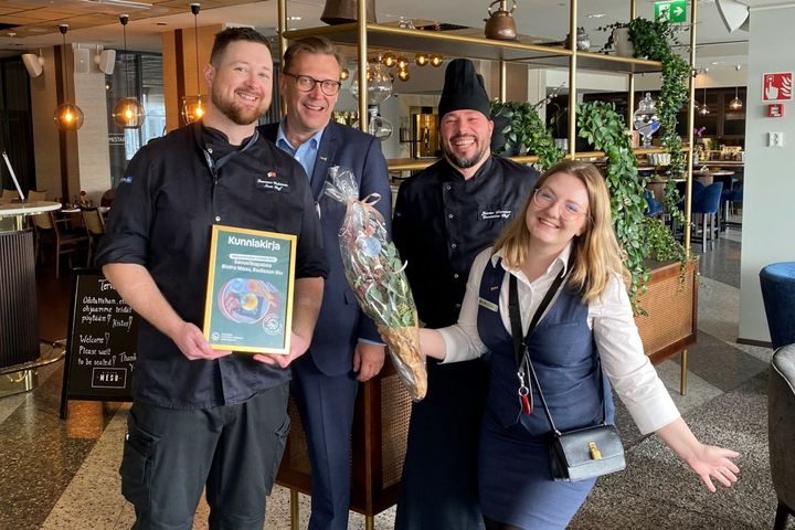 Edellisen Makuseikkailun voittoa juhlimassa Radisson Blun ja Bistro Mesun Sous Chef Laurance Robinson, Food & Beverage Manager Hannu Kovala, keittiöpäällikkö Jarmo Turunen ja tapahtumakoordinaattori Janna Vielma. Voiton toi savusiikapatee.