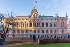 Kuva kauniista, koristellusta rakennuksesta, jossa on tornimainen katto ja lippu.