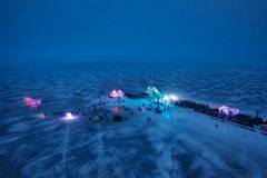 kuvassa Nallikarin majakka ja tapahtumavalaistus