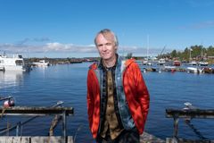 Rasmus Rosengren Nielsen tanskalaisesta SUPERFLEX-kollektiivista merimaiseman edustalla