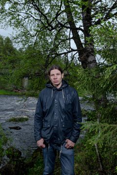 Antti Laitinen metsämaisemassa kosken edustalla