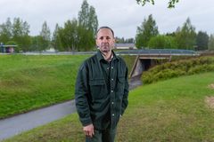 Gabriel Kuri vehreän katumaiseman edustalla