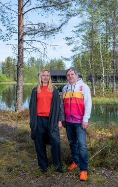Tellervo Kalleinen ja Oliver Kochta-Kalleinen metsämaisemassa lammen edustalla