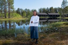 Ranti Bam metsämaisemassa lammen edustalla