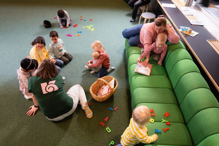 Kuva lastenkulttuurikeskuksesta, lapset leikkivät