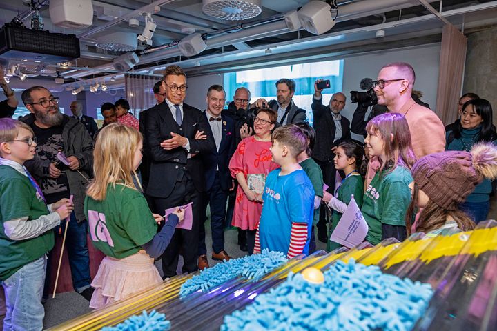 President Alexander Stubb with children in Oulu.