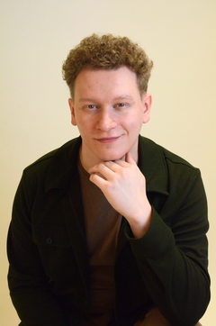 mies katsoo kameraan