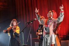 Anna Morottaja ja Tallari loppuunmyydyssä konsertissa kulttuuritalo Valveella 7. helmikuuta.