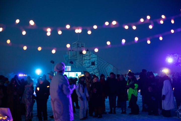 Kuvassa valoja ja ihmisiä