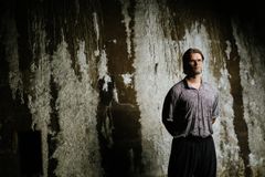 Jakob Kudsk Steensen seisoo kiviseinän edessä