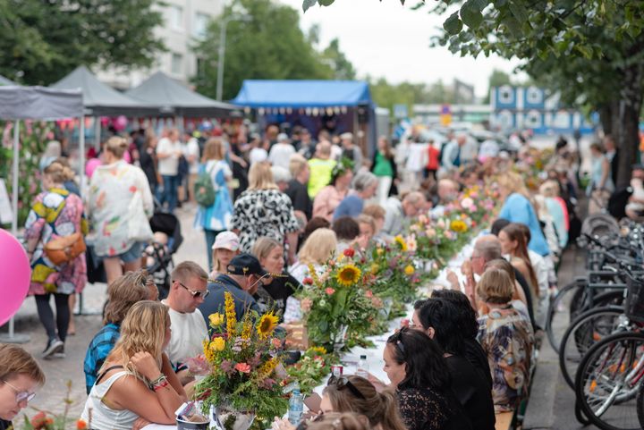 Kesäillan kattaus kutsuu kilometrin mittaiseen yhteiseen pöytään Oulussa 15. elokuuta.