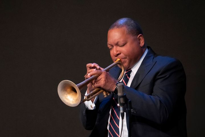 mies soittaa trumpettia