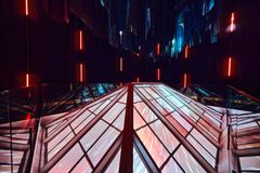 I Uleåborgs stadshus visas den teknologiskt och konstnärligt integrerade installationen Rauhankoneen kerroksia (Fredsmaskinens skikt).