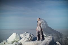Oulun taidemuseossa avautuu toukokuussa arvostetun japanilaisen muotisuunnittelijan ja valokuvaajan Yuima Nakazaton yksityisnäyttely.