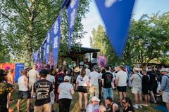 Yleisöä kesäisen festivaalilavan edustalla.