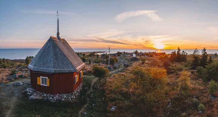 Maakallan kirkko Kalajoella on osa arkkitehtonisesti mielenkiintoista Kirkosta kirkkoon -reitistöä.