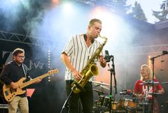På bilden en man som spelar saxofon.