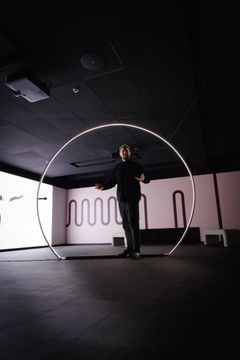 Louis-Philippe Rondeaun interaktiivinen Liminal-teos on muodostunut yleisön suosikiksi. Kuvassa sen parissa kuraattori Jorven Viilik.