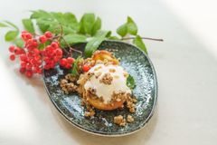 Stadionravintola Heinäpään pihlajanmarja-vaniljajäätelöön syksyistä makumaailmaa tuo myös omena-crumble.