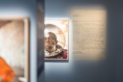 Fotografiska Tallinnan PLAY-näyttelyn teossarjoihin Oulussa lukeutuu muun muassa Cristina de Middelin The Afronauts.