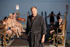 Vesa Laitinen Ylöjärven Veittijärven saunan laiturilla toukokuun helteillä.
