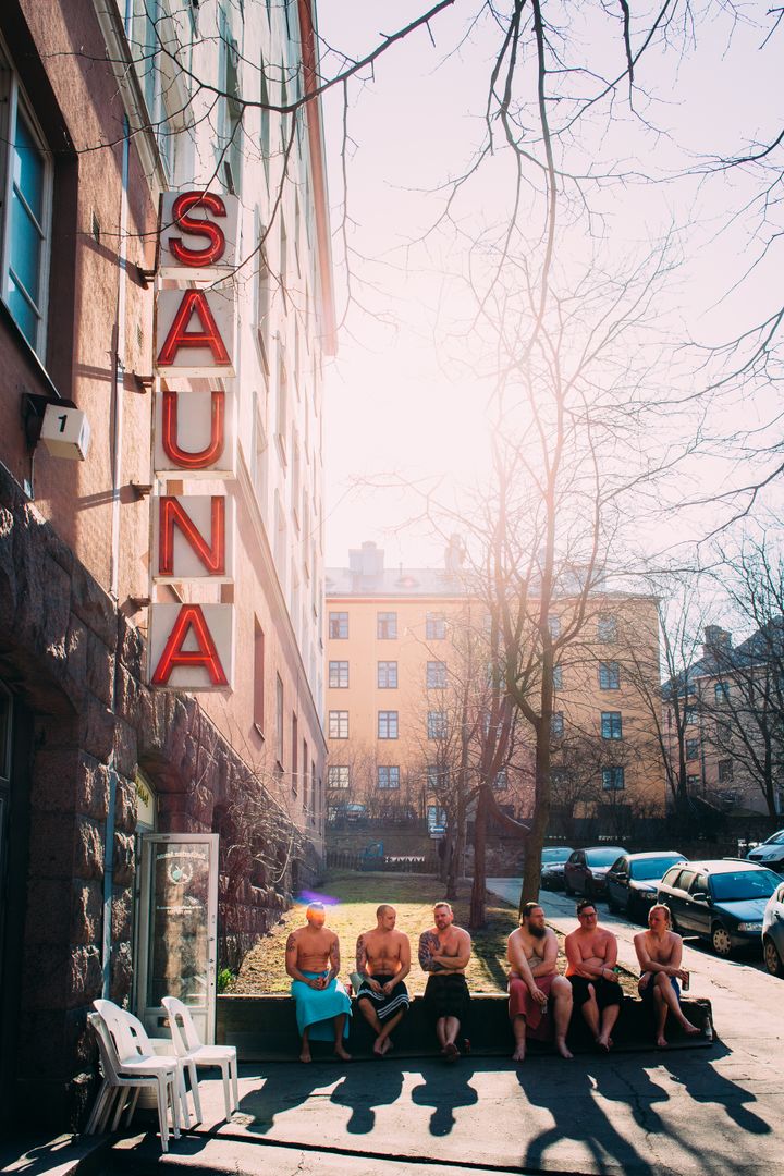 Miehet vilvoittelemassa saunan jälkeen