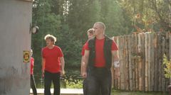 Nicky Crutzin rooliin eläytyminen oli Topi Siparille (oik.) merkittävä kokemus. Jengiläisiä näyttelivät myös Petteri Lassila (vas.) ja Sebastian Söderling.