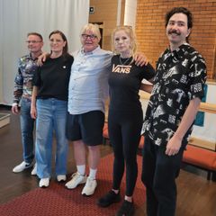 Näytelmän teemat kohtasivat oheistapahtumassa todelliset elämäntarinat ja kokemukset. Mukana olivat Teemu Kaski (vas.), Ann-Niina Turunen, ohjaaja Arto Myllärinen, Paula Viinanen ja Santtu Tuomola. Keskustelussa nousivat esiin riippuvuus, toipuminen, kohtaamisen merkitys ja mahdollisuus uuteen alkuun.