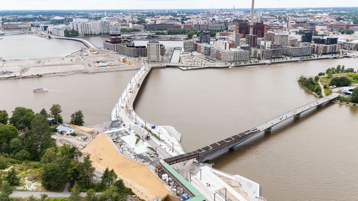Keskellä Finkensilta kuvattuna Korkeasaaresta Nihdin suuntaan, taustalla Merihaansilta. Kuvan oikeassa reunassa näkyy Korkeasaarensilta sekä Mustikkamaa.