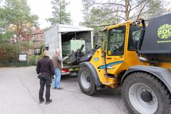 Leijonan kuljetuslaatikkoa puretaan autosta Korkeasaaressa.