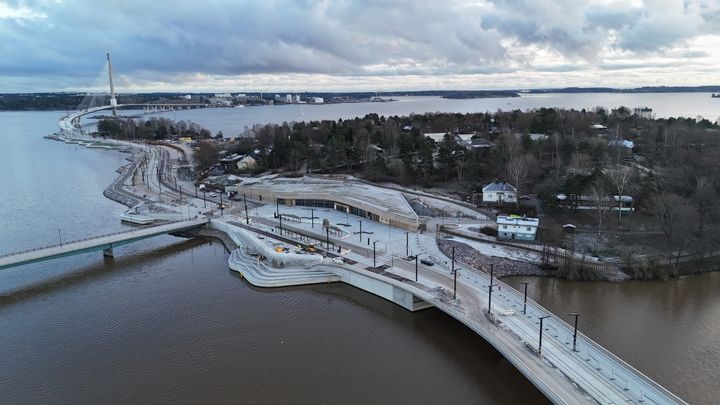 Uusi sisäänkäyntirakennus Korkeasaaren pohjoisrannalla limittyy Kruunusiltojen kanssa. Kuva: Annika Sorjonen, Korkeasaaren eläintarha