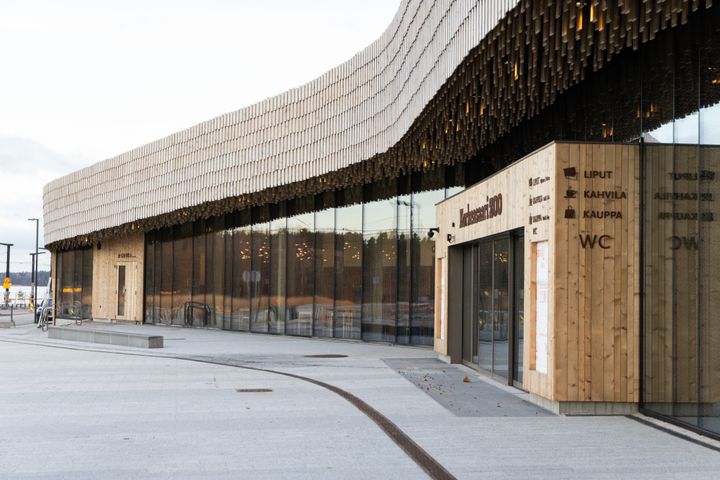 Korkeasaaren uusi sisäänkäyntirakennus avautuu yleisölle. Kuva: Annika Sorjonen, Korkeasaaren eläintarha