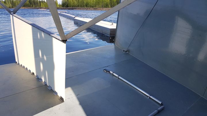 Haapakosken smolttien alasvaellusväylän suuosaa. Pohjalla virtausnopeusmittari, sivulla kamera. Taustalla näkyy ohjausaita.