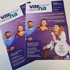 Kaksi Varhan sanomalehteä päällekkäin pöydällä. Päällimmäinen lehti on ruotsiksi ja alimmainen suomeksi.