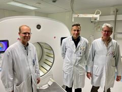 Tutkijoita kuvantamishuoneessa isotooppiosastolla.