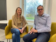 Evelin Isoaho och Robin Hellström sitter bredvid varandra framför fönstret