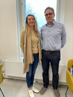 Evelin Isoaho och Robin Hellström står bredvid varandra framför fönstret