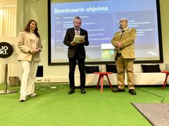 Ordförande för välfärdsområdesfullmäktige Katriina Hiippavuori tog emot kundrådets ställningstagande från Matti Ankelo och Henri Partanen