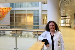 professor, överläkare för ÅUCS hematologiska enhet för stamcellstransplantation och direktör för ansvarsområde Maija Itälä-Remes lutar mot räcket i T-sjukhusets aula.