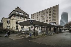 Euroopan keskuspankin pääkonttori (taka-alalla) sijaitsee Saksan Frankfurtissa.