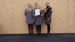 Vuoden kotitalousopettaja -kunniamaininnan, kunniakirjat ja Victorinox-lahjapakkauksen jakoivat Elina Nuorvalle (kesk) liiton varapuheenjohtaja Kirsi Huhtanen (vas) ja puheenjohtaja Marja Väärälä (oik).