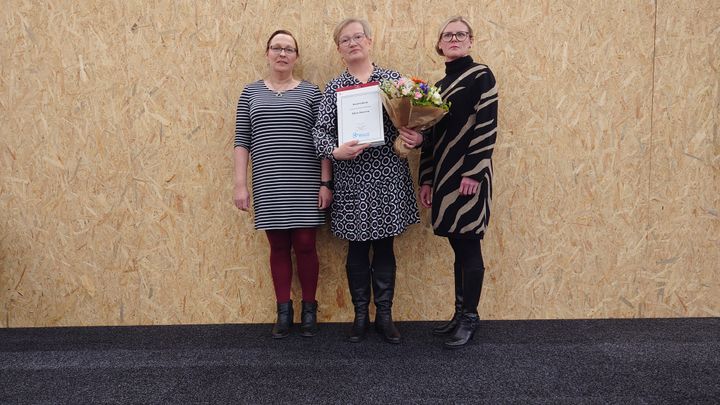 Vuoden kotitalousopettaja -kunniamaininnan, kunniakirjat ja Victorinox-lahjapakkauksen jakoivat Elina Nuorvalle (kesk) liiton varapuheenjohtaja Kirsi Huhtanen (vas) ja puheenjohtaja Marja Väärälä (oik).