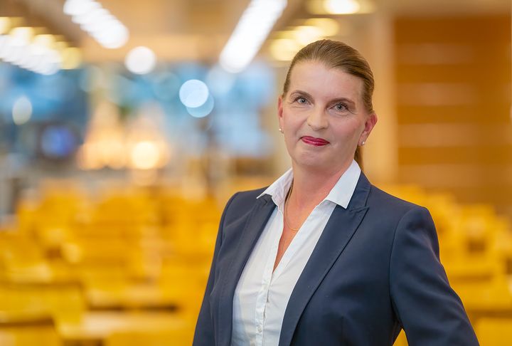 OSAO Haukiputaan yksikönjohtajan viransijainen Sanna Matikainen kuvattuna Kotkantien kampuksen aulasssa.