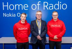 Koristeellinen kuva, jossa kuvattuna Nokian tiloissa sinistä seinää vasten OSAOn kuntayhtymäjohtaja-rehtori Jarmo Paloniemi (keskellä) sekä Nokia Oulun tehtaanjohtaja Mikko Nissi (vasemmalla) ja Nokia Oulun yksikönjohtaja Jarkko Pyykkönen (oikealla).