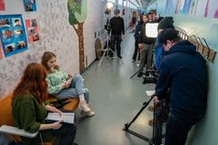 Kuvassa rykelmä ihmisiä musiikkivideon kuvauksissa. Kuvassa kameramies ottaa videokuvaa kahdesta näyttelijästä.