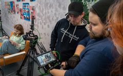 OSAOn media-alan opiskelijat tarkastelevat juuri kuvattua materiaalia järjestelmävideokameran ruudulta.