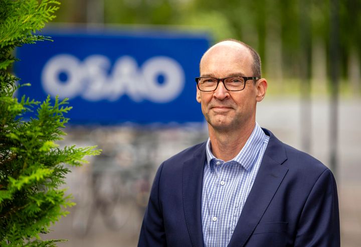 Toimialajohtaja%20Juha%20Virsiheimo%20seisoo%20OSAO-kyltin%20edess%E4.