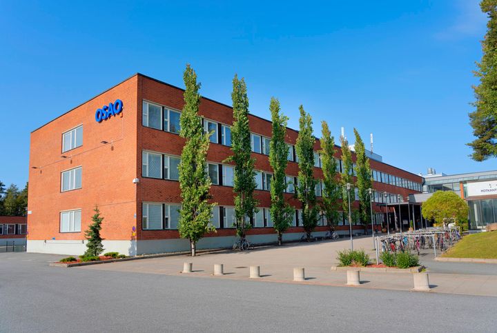 Punainen%20oppilaitosrakennus%2C%20jonka%20sein%E4ss%E4%20OSAO-kyltti.